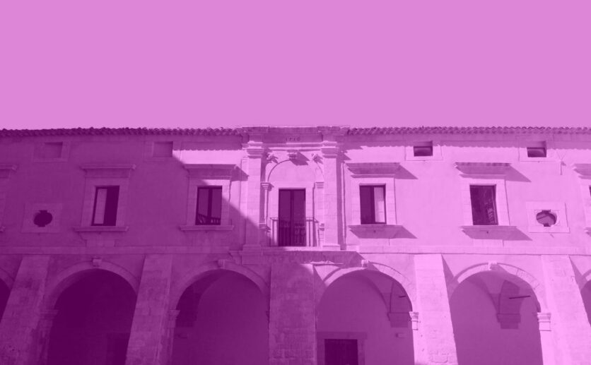Scicli diventa teatro vivo con Ex Machina. Una mostra di arte contemporanea al Carmine